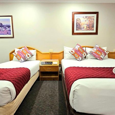 Hilltops Retreat Motor Inn Янг Экстерьер фото
