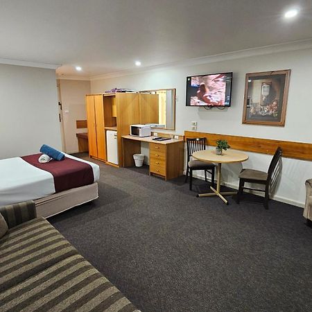 Hilltops Retreat Motor Inn Янг Экстерьер фото