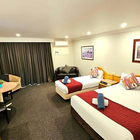 Hilltops Retreat Motor Inn Янг Экстерьер фото