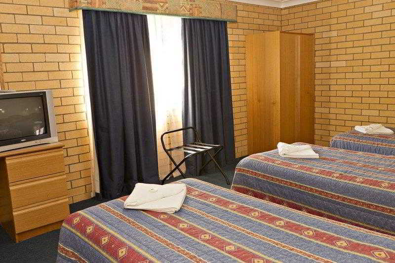 Hilltops Retreat Motor Inn Янг Номер фото