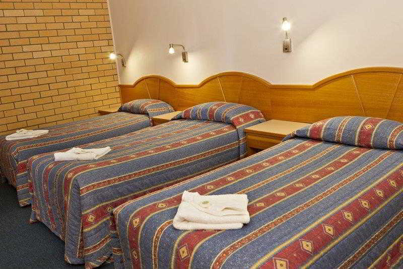 Hilltops Retreat Motor Inn Янг Номер фото