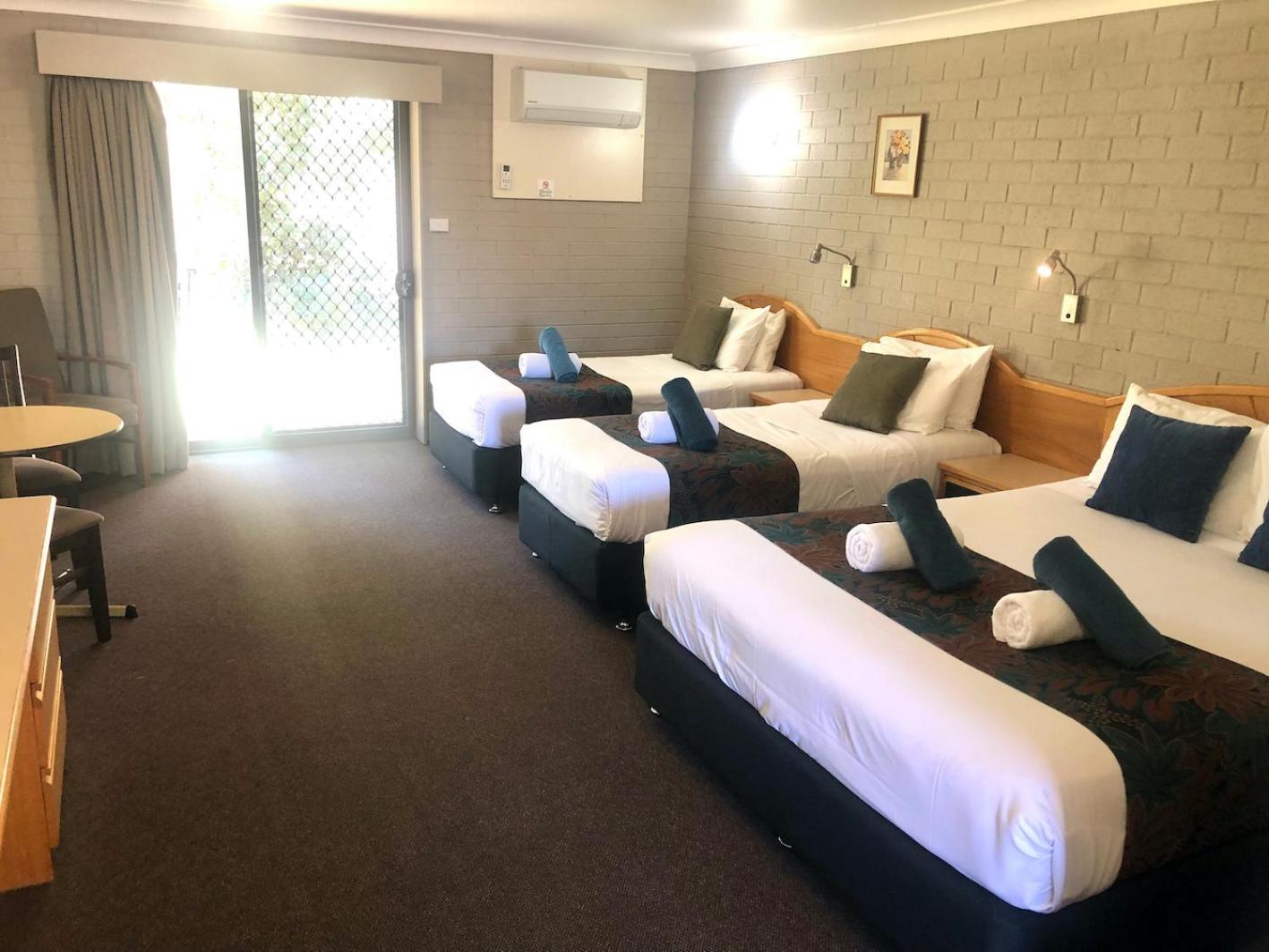 Hilltops Retreat Motor Inn Янг Экстерьер фото