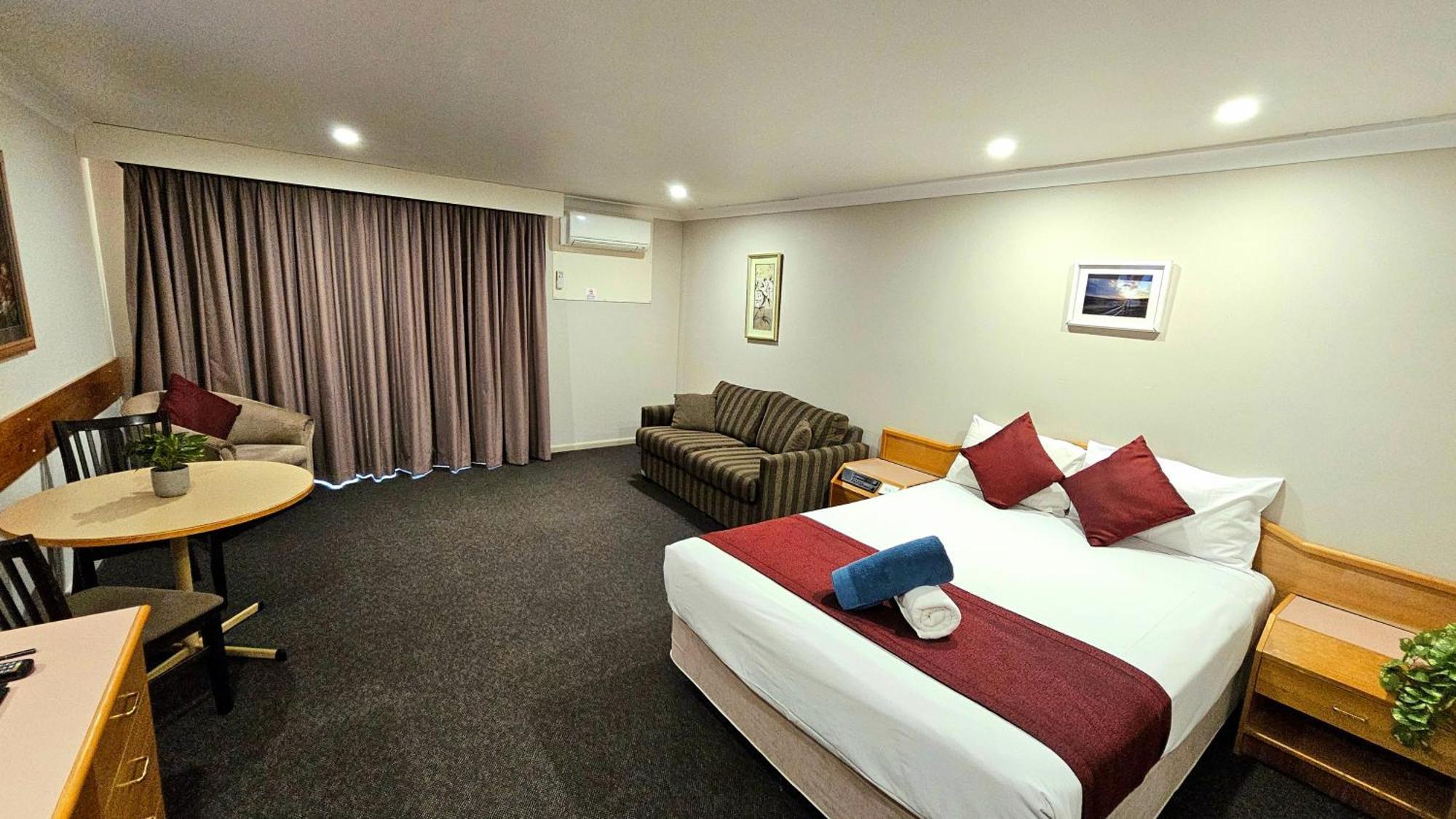Hilltops Retreat Motor Inn Янг Экстерьер фото