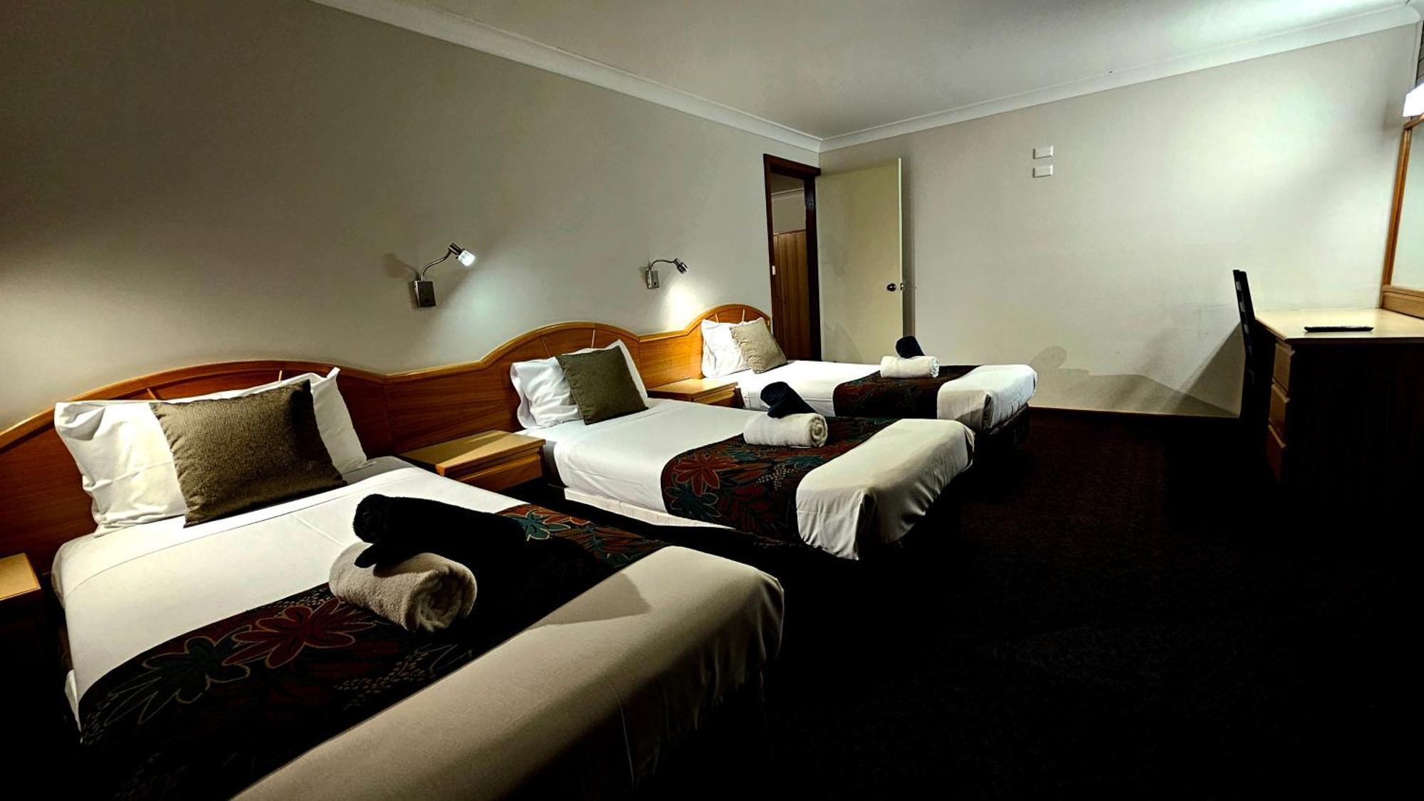 Hilltops Retreat Motor Inn Янг Экстерьер фото
