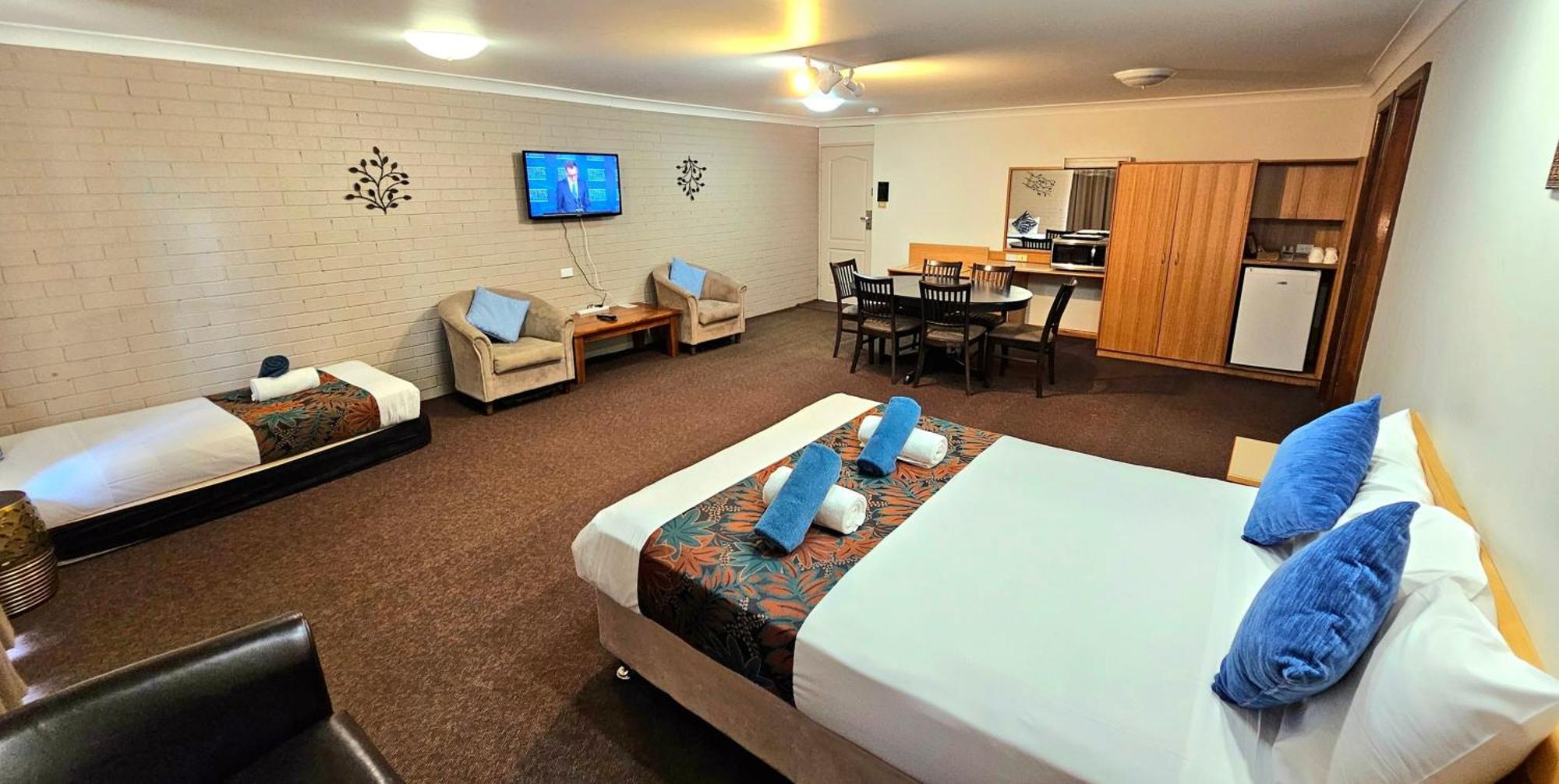 Hilltops Retreat Motor Inn Янг Экстерьер фото