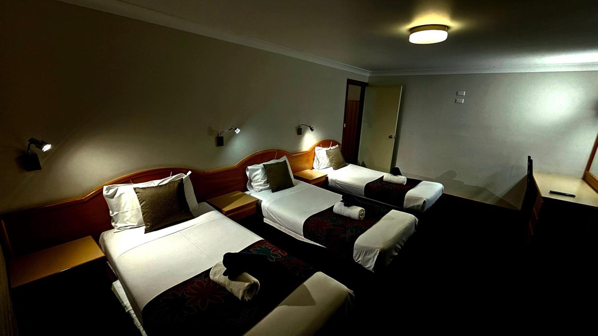 Hilltops Retreat Motor Inn Янг Экстерьер фото