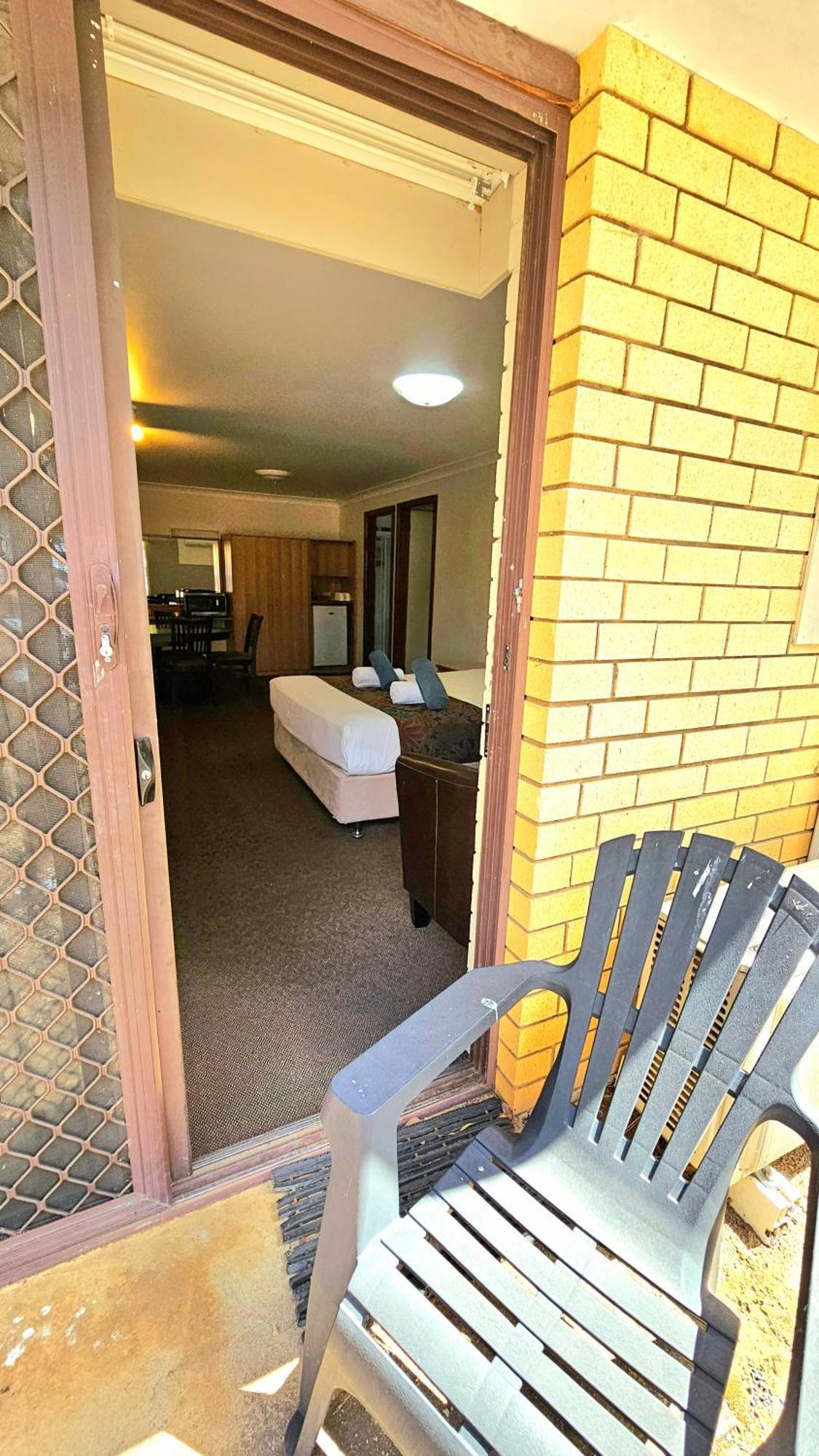 Hilltops Retreat Motor Inn Янг Экстерьер фото