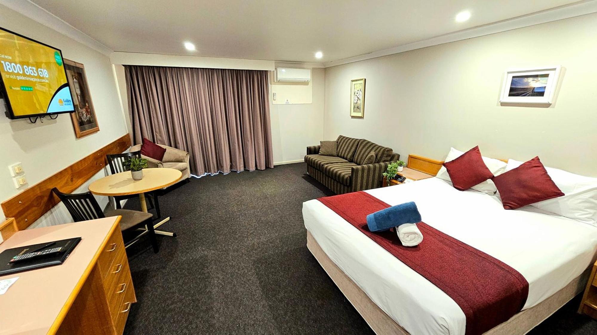 Hilltops Retreat Motor Inn Янг Экстерьер фото
