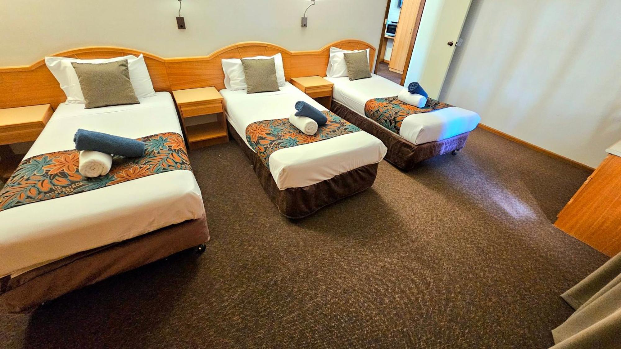 Hilltops Retreat Motor Inn Янг Экстерьер фото
