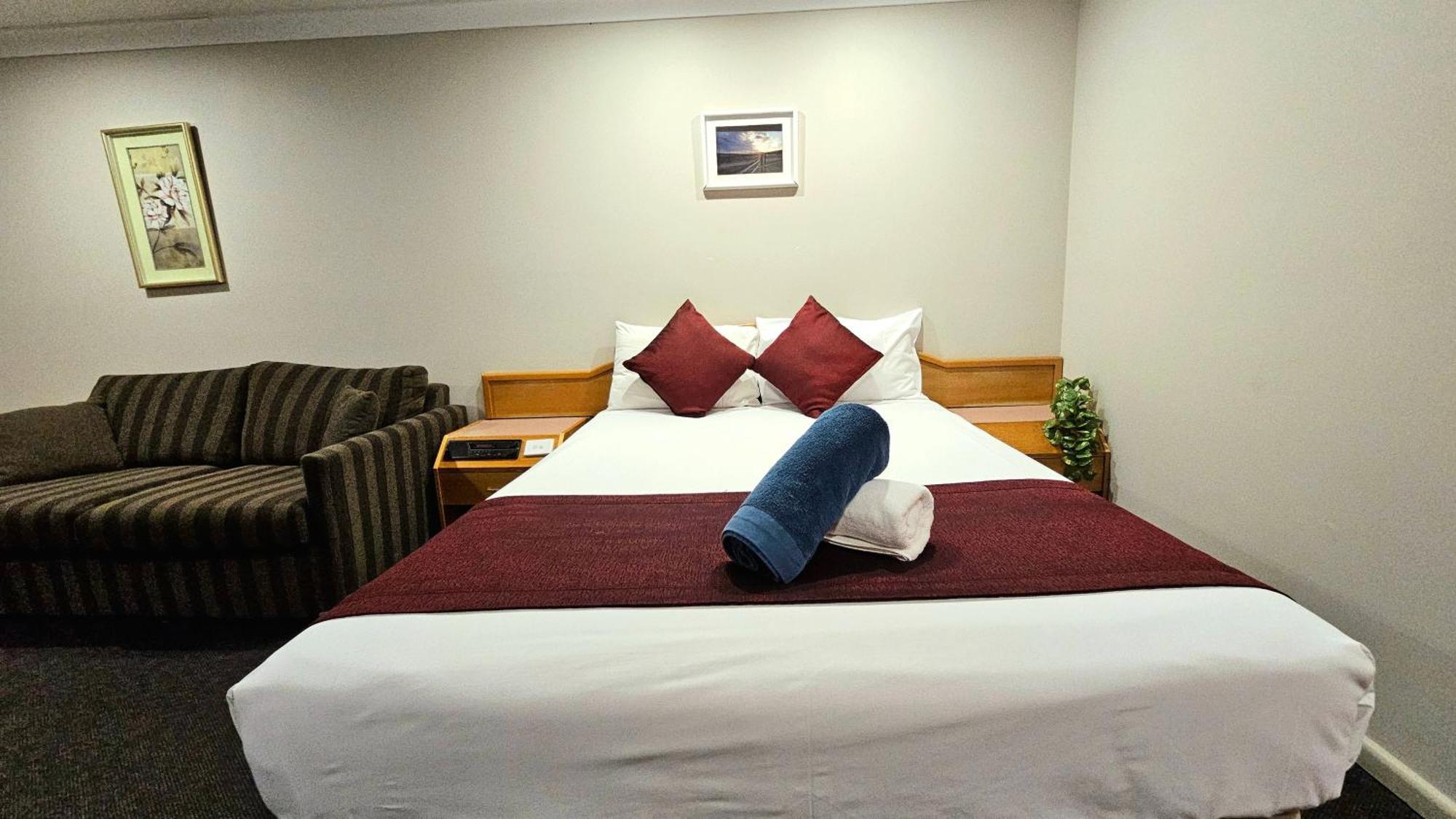 Hilltops Retreat Motor Inn Янг Экстерьер фото