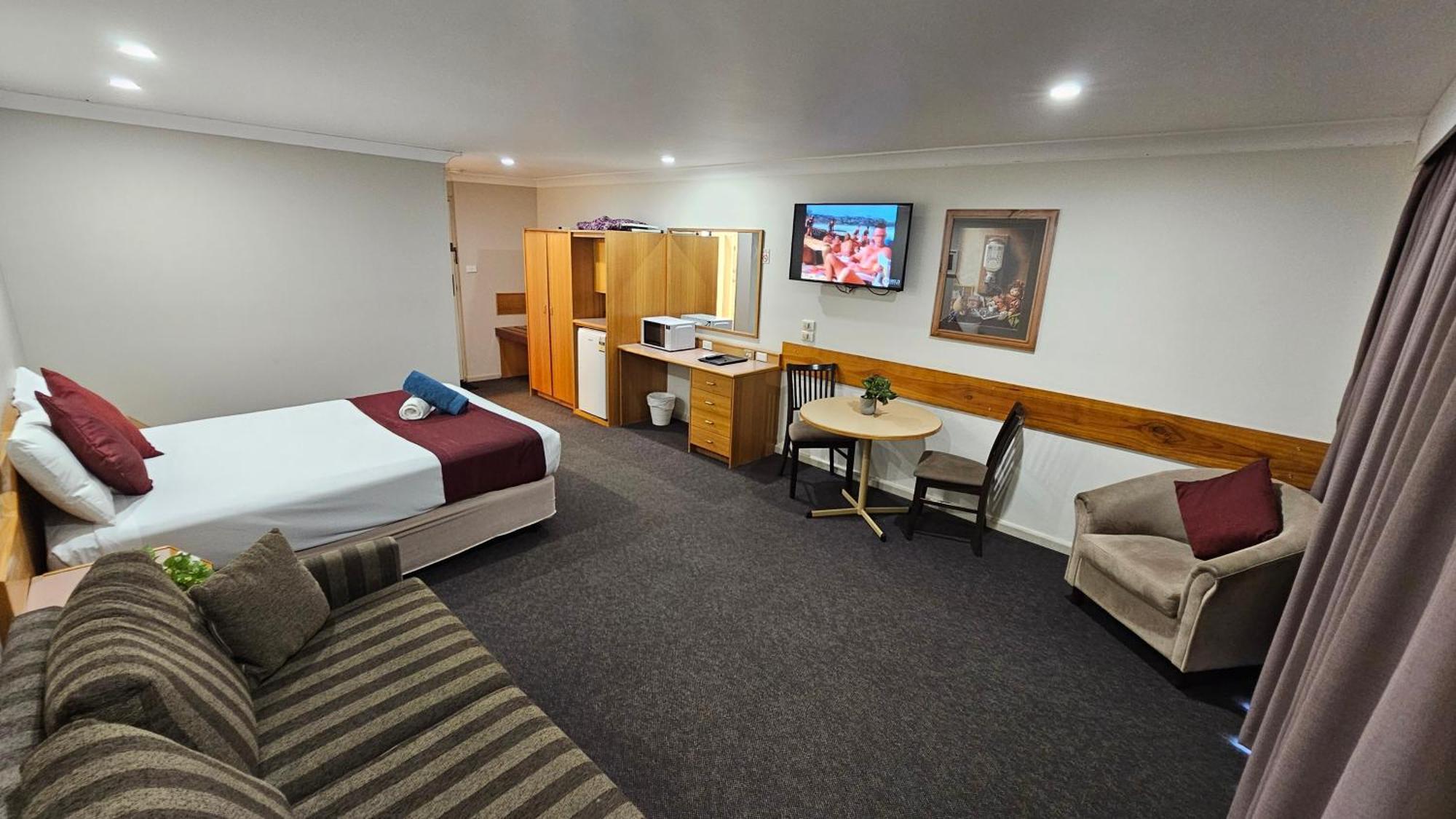 Hilltops Retreat Motor Inn Янг Экстерьер фото