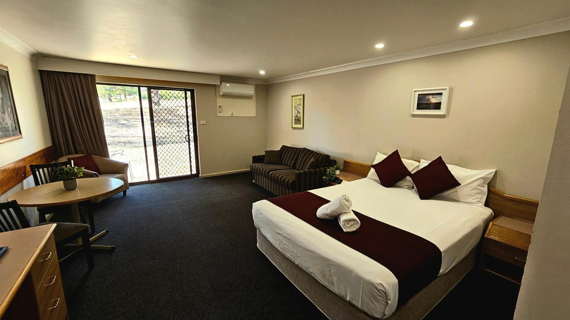 Hilltops Retreat Motor Inn Янг Экстерьер фото