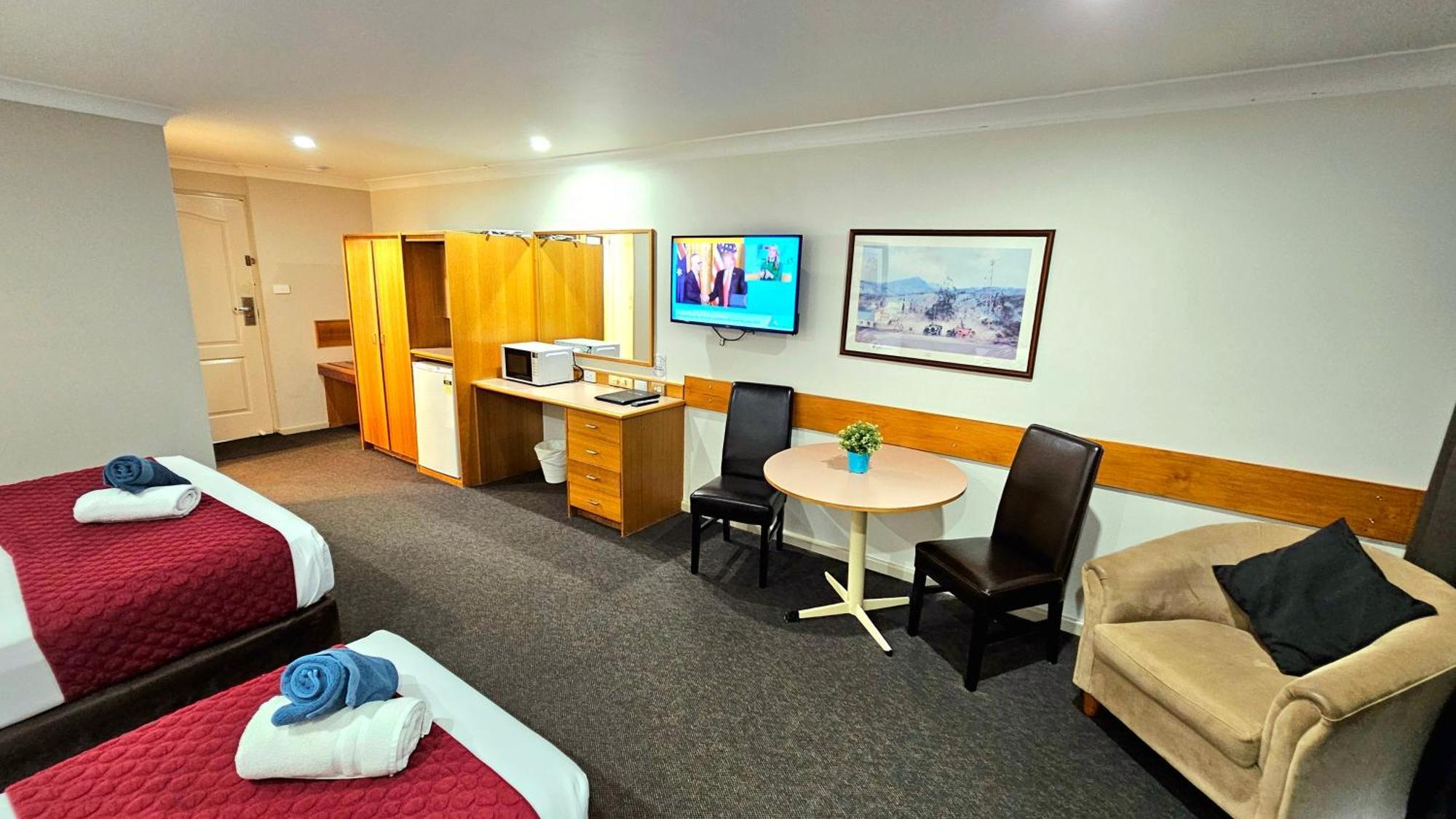 Hilltops Retreat Motor Inn Янг Экстерьер фото