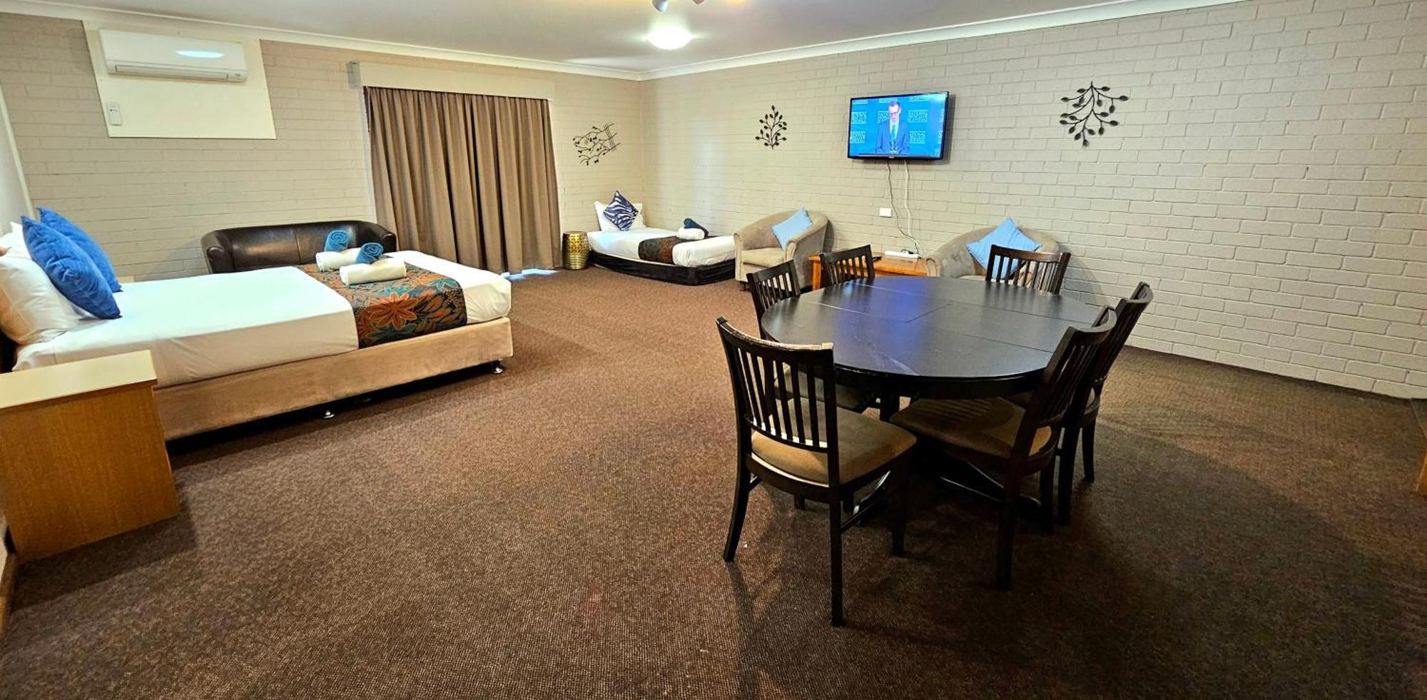 Hilltops Retreat Motor Inn Янг Экстерьер фото