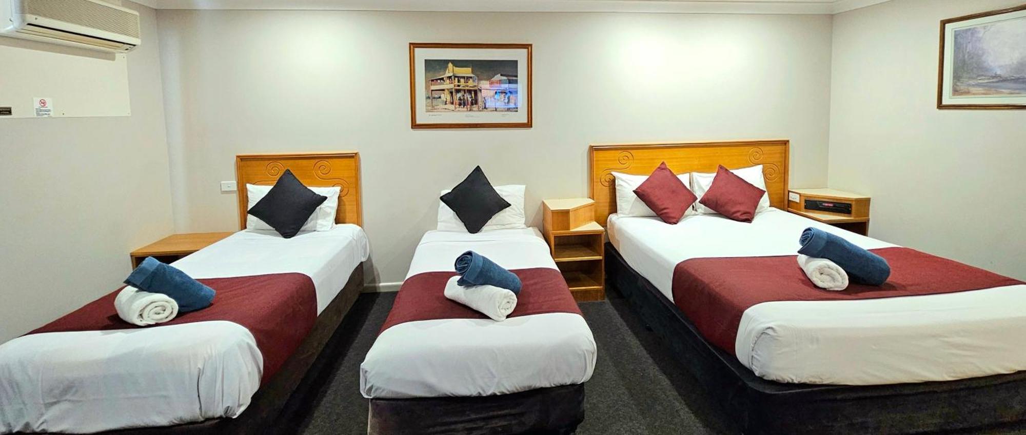 Hilltops Retreat Motor Inn Янг Экстерьер фото