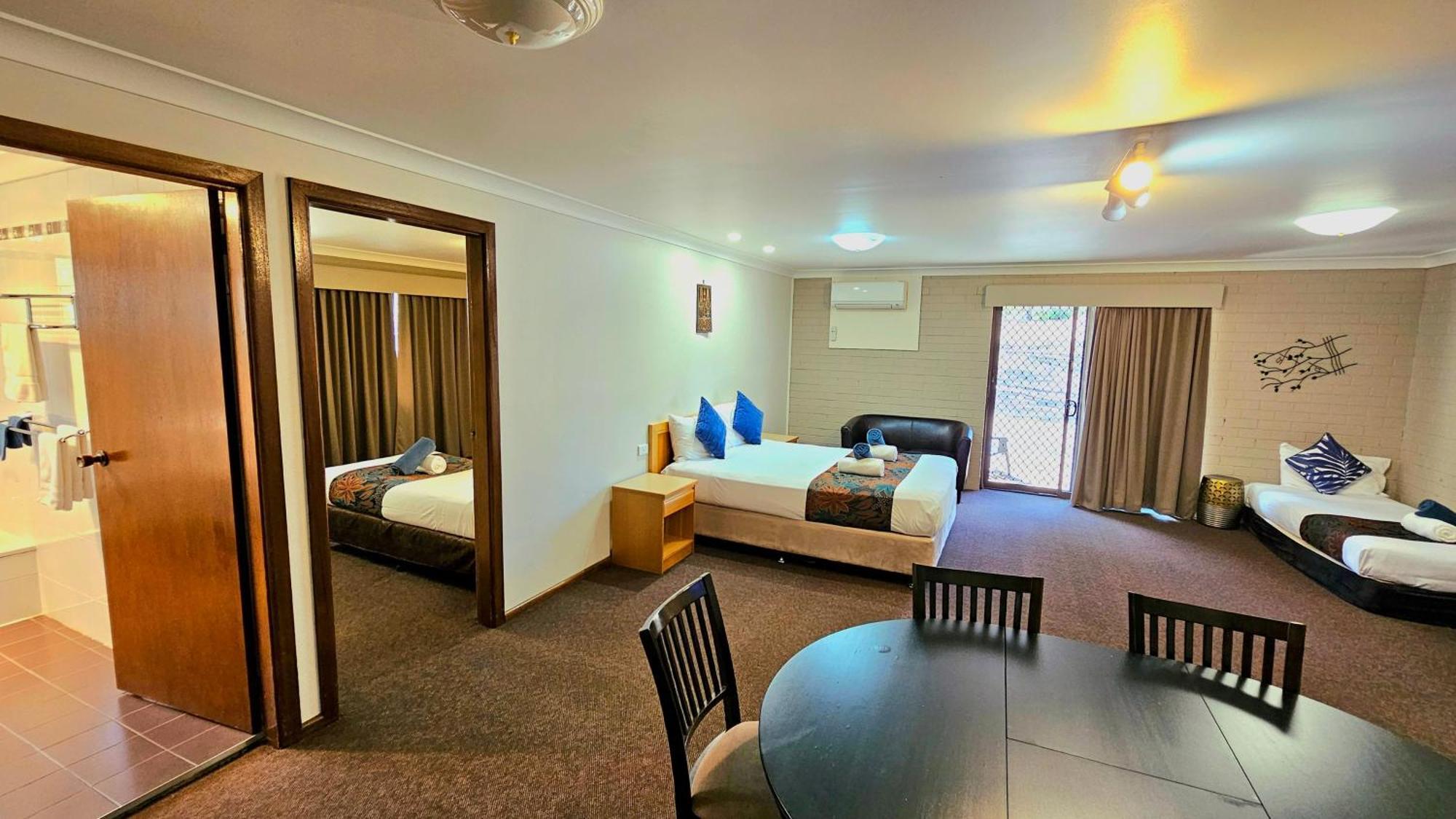 Hilltops Retreat Motor Inn Янг Экстерьер фото