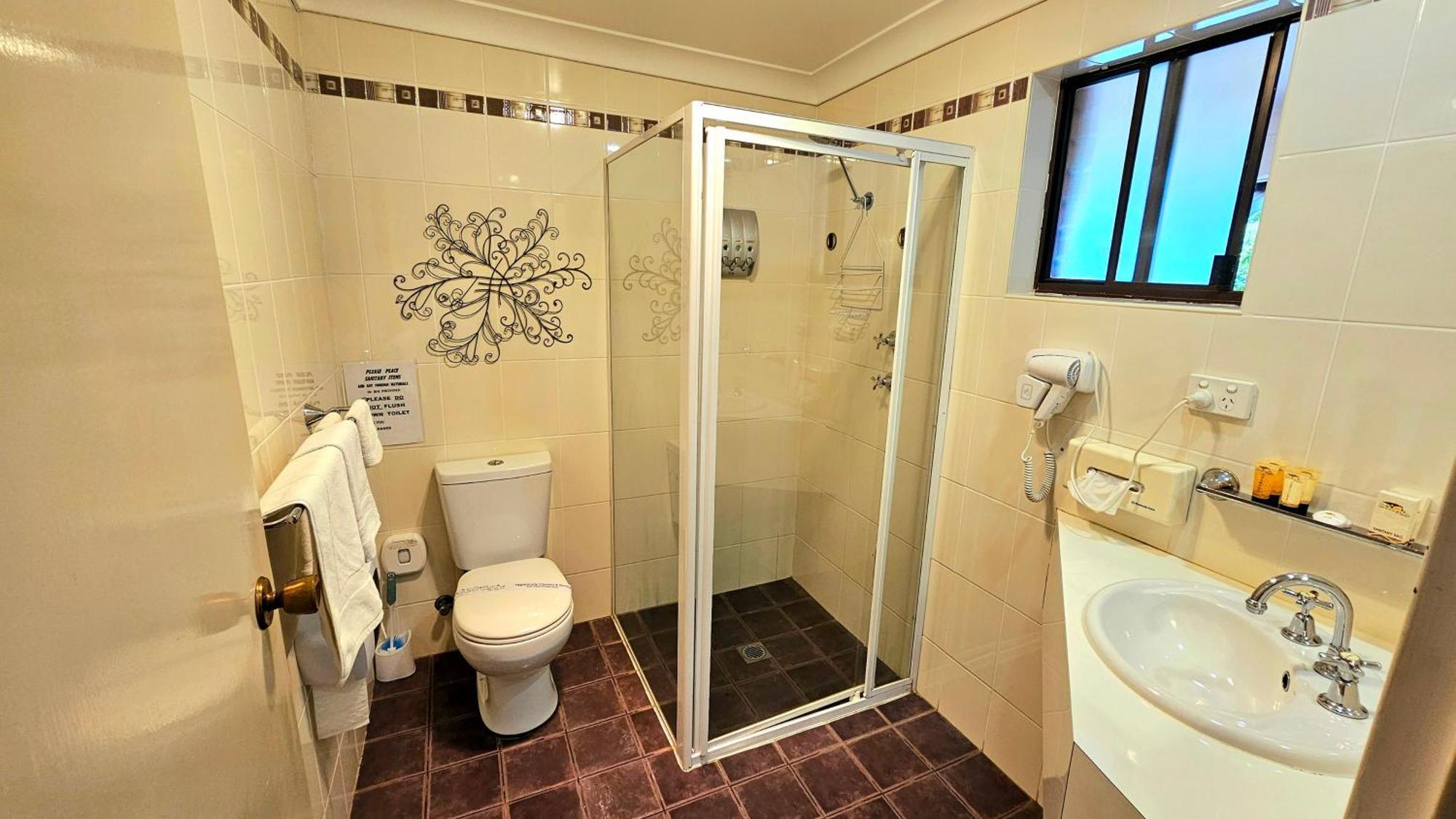 Hilltops Retreat Motor Inn Янг Экстерьер фото