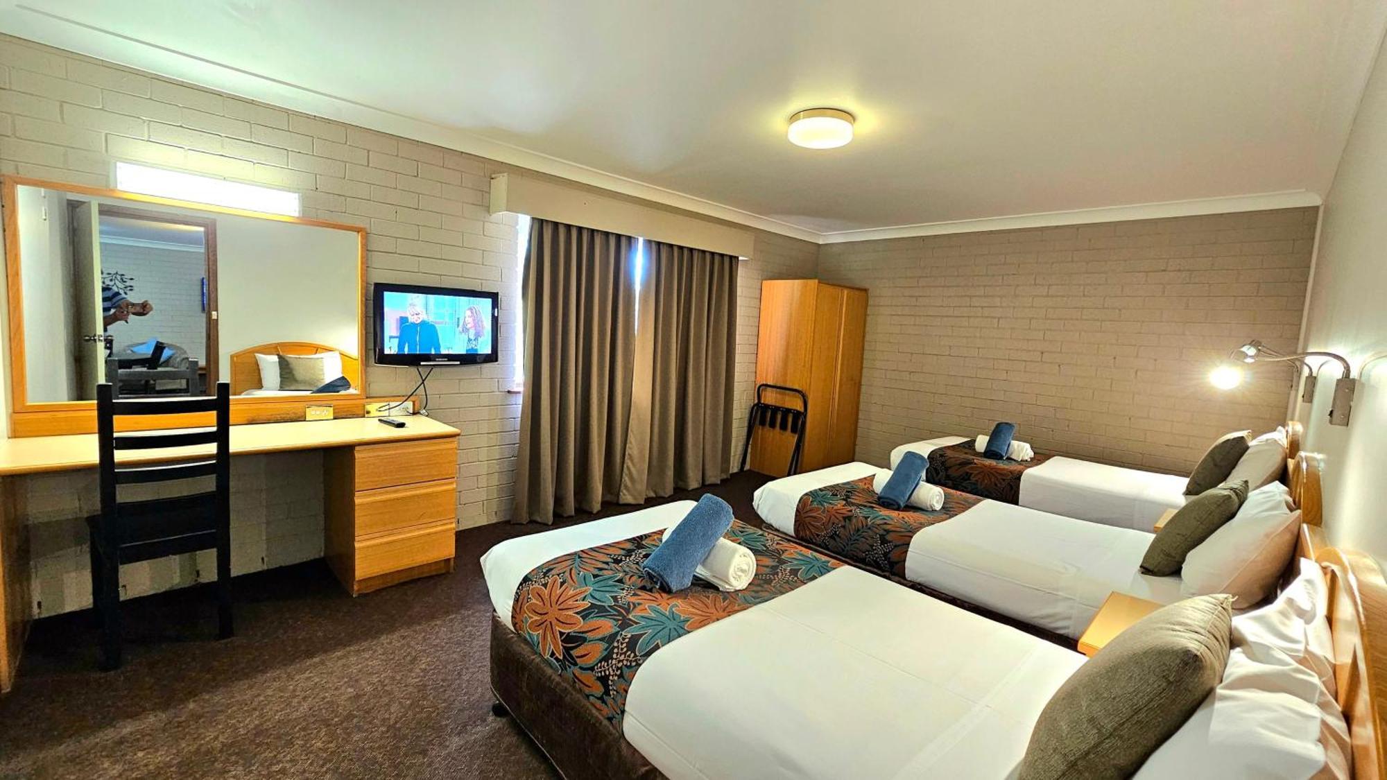 Hilltops Retreat Motor Inn Янг Экстерьер фото