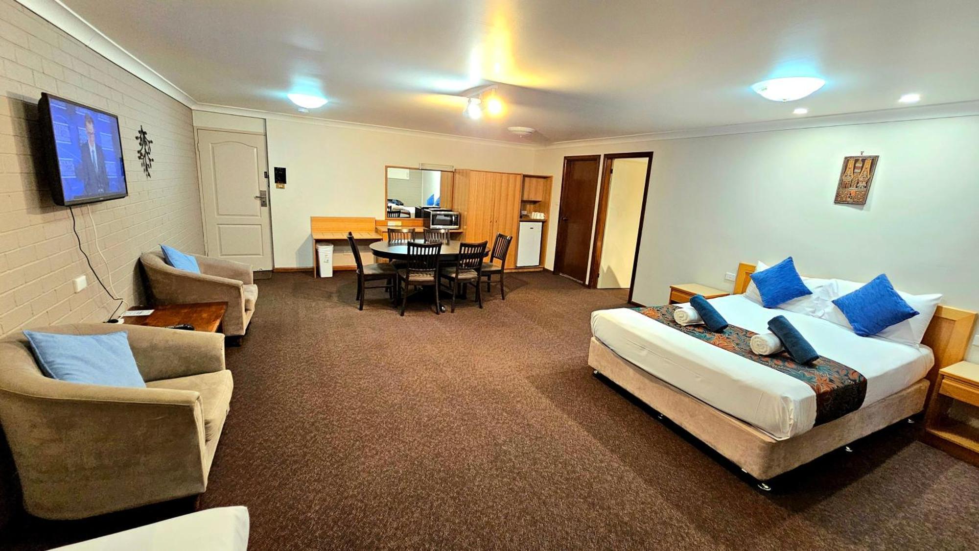 Hilltops Retreat Motor Inn Янг Экстерьер фото