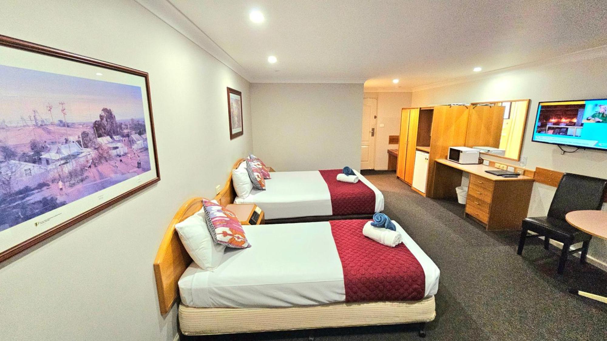 Hilltops Retreat Motor Inn Янг Экстерьер фото