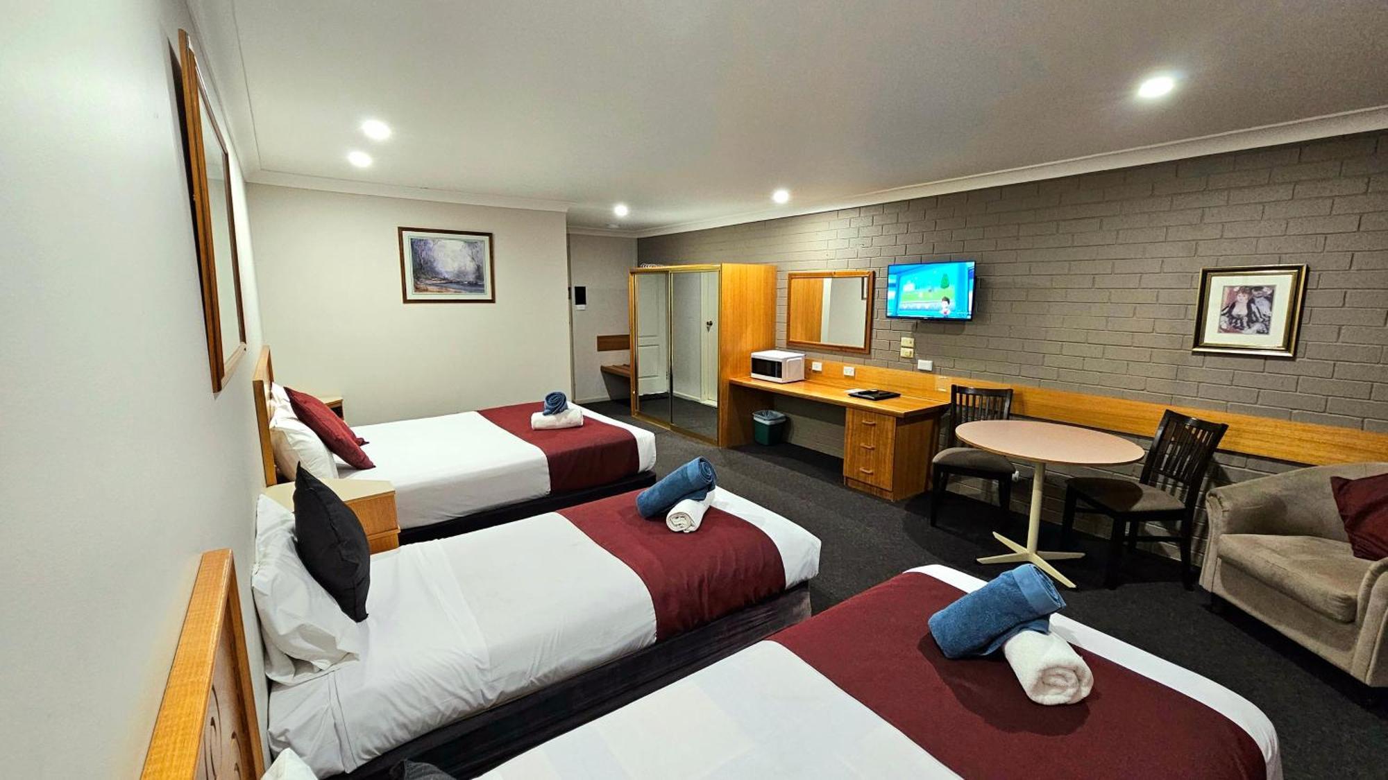 Hilltops Retreat Motor Inn Янг Экстерьер фото