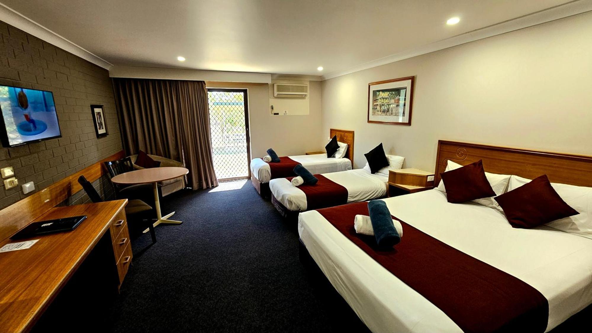 Hilltops Retreat Motor Inn Янг Экстерьер фото