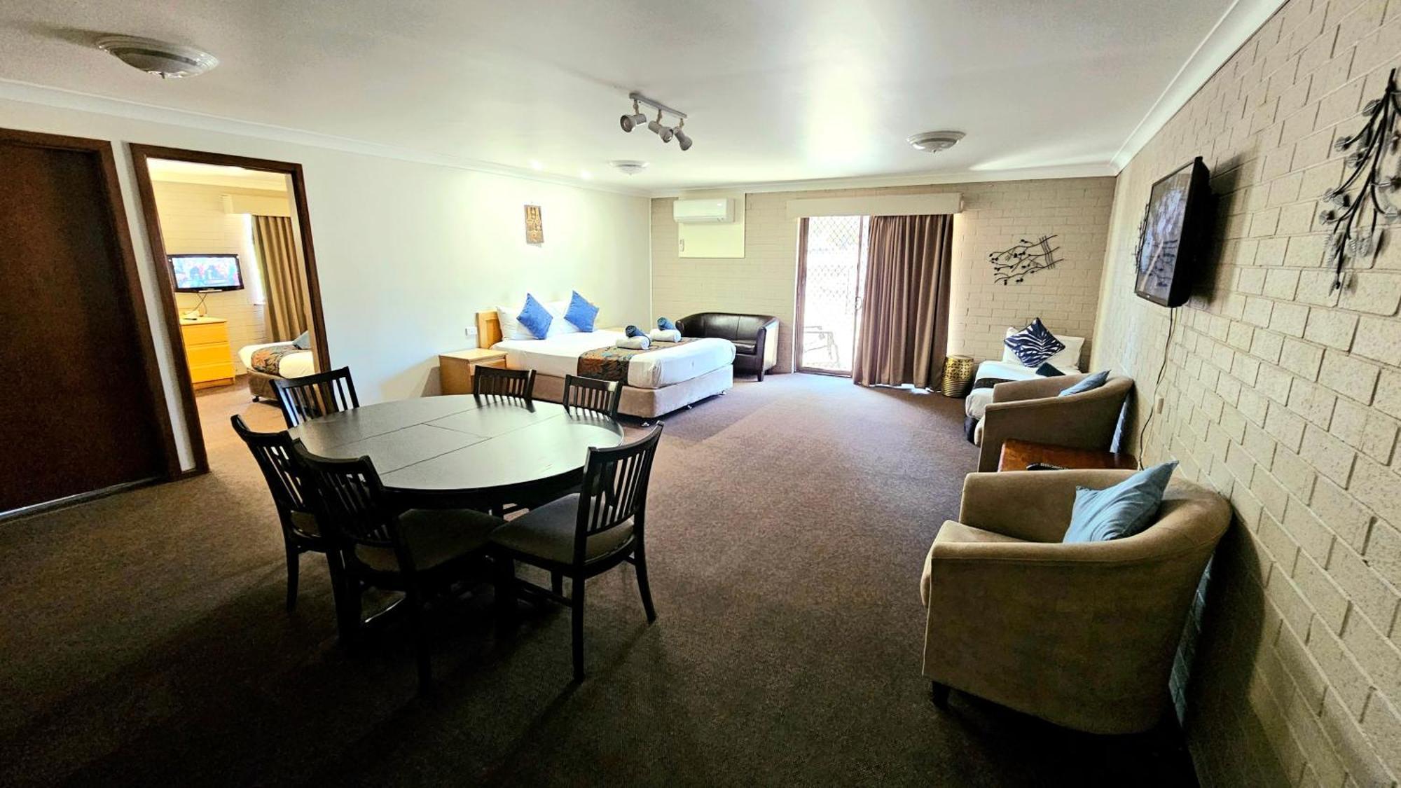 Hilltops Retreat Motor Inn Янг Экстерьер фото