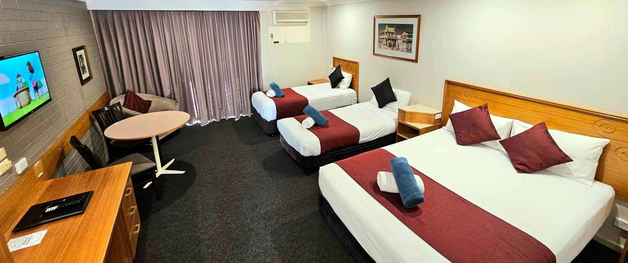 Hilltops Retreat Motor Inn Янг Экстерьер фото