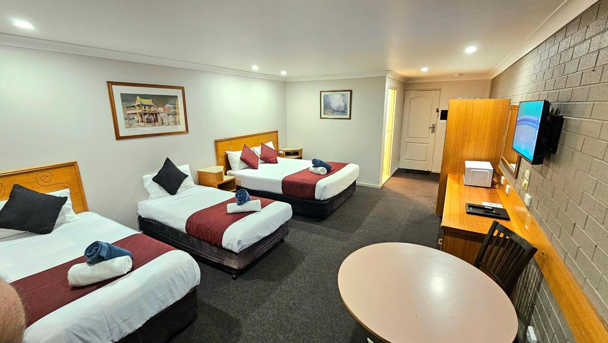 Hilltops Retreat Motor Inn Янг Экстерьер фото