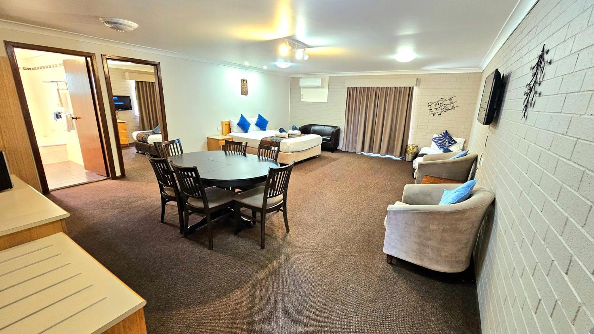 Hilltops Retreat Motor Inn Янг Экстерьер фото