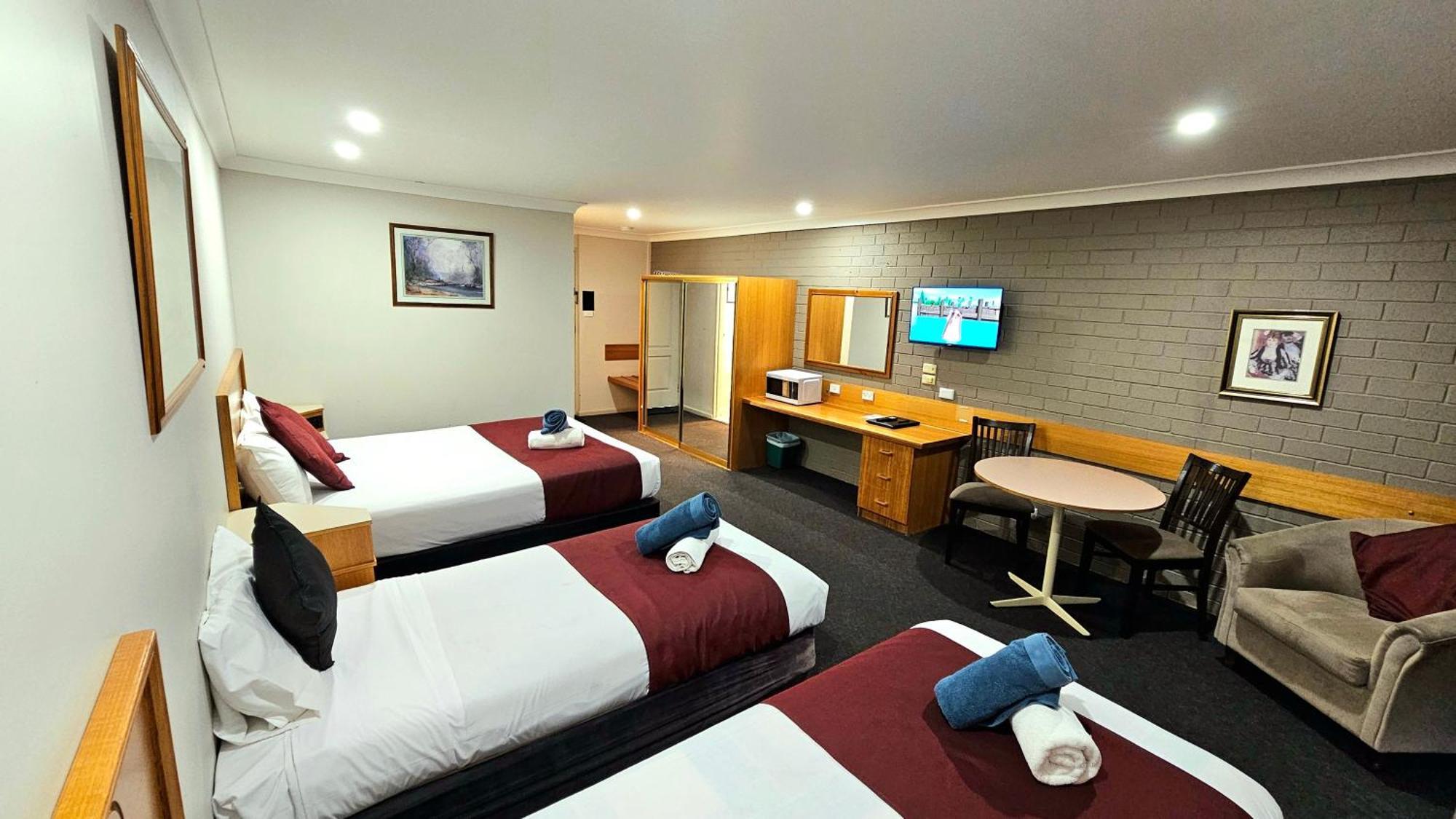 Hilltops Retreat Motor Inn Янг Экстерьер фото