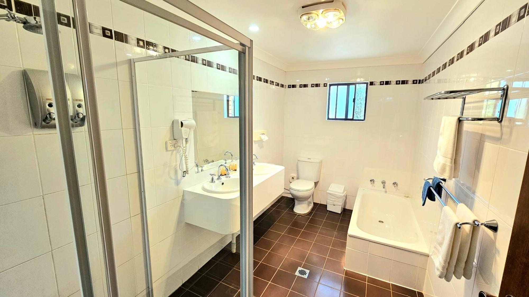 Hilltops Retreat Motor Inn Янг Экстерьер фото