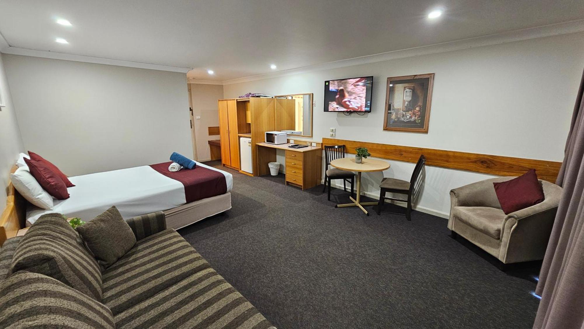 Hilltops Retreat Motor Inn Янг Экстерьер фото