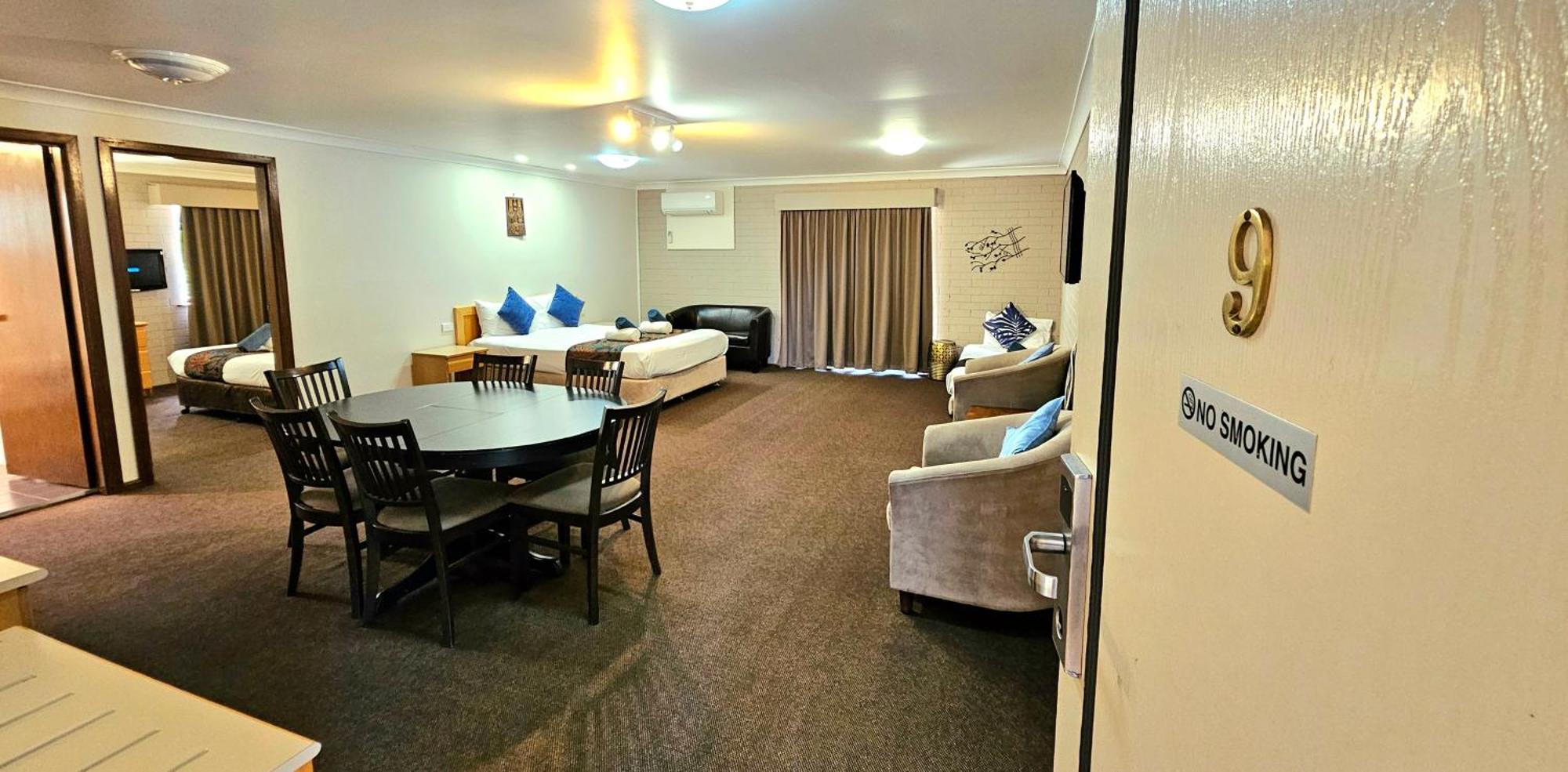 Hilltops Retreat Motor Inn Янг Экстерьер фото