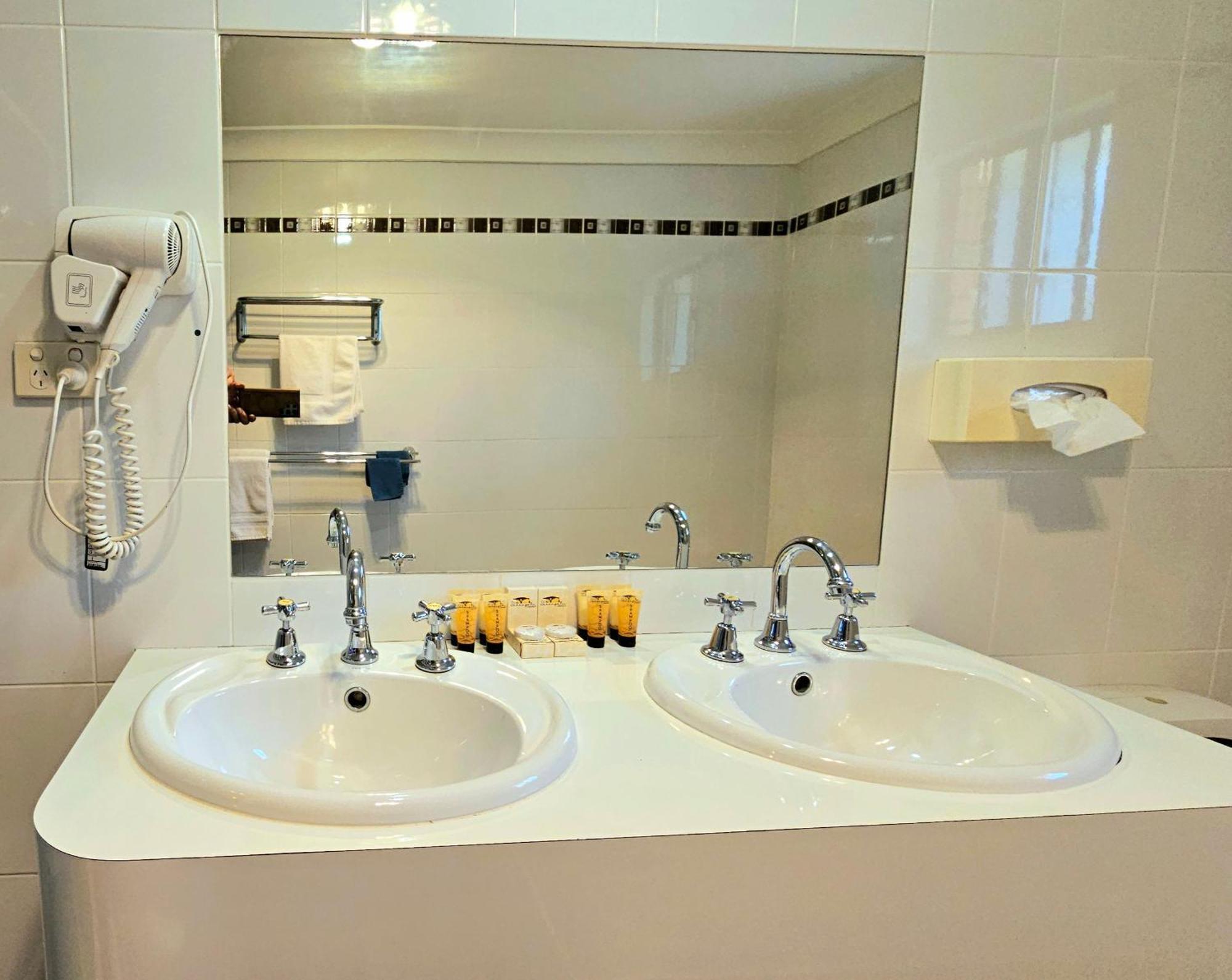 Hilltops Retreat Motor Inn Янг Экстерьер фото