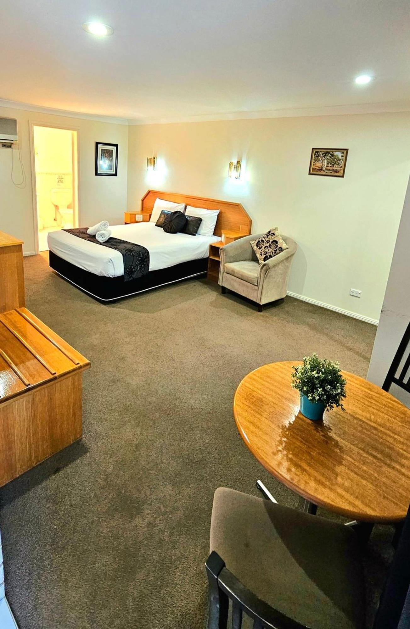Hilltops Retreat Motor Inn Янг Экстерьер фото