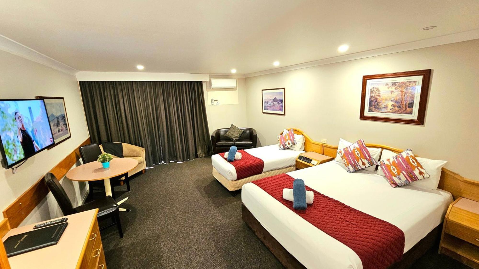 Hilltops Retreat Motor Inn Янг Экстерьер фото