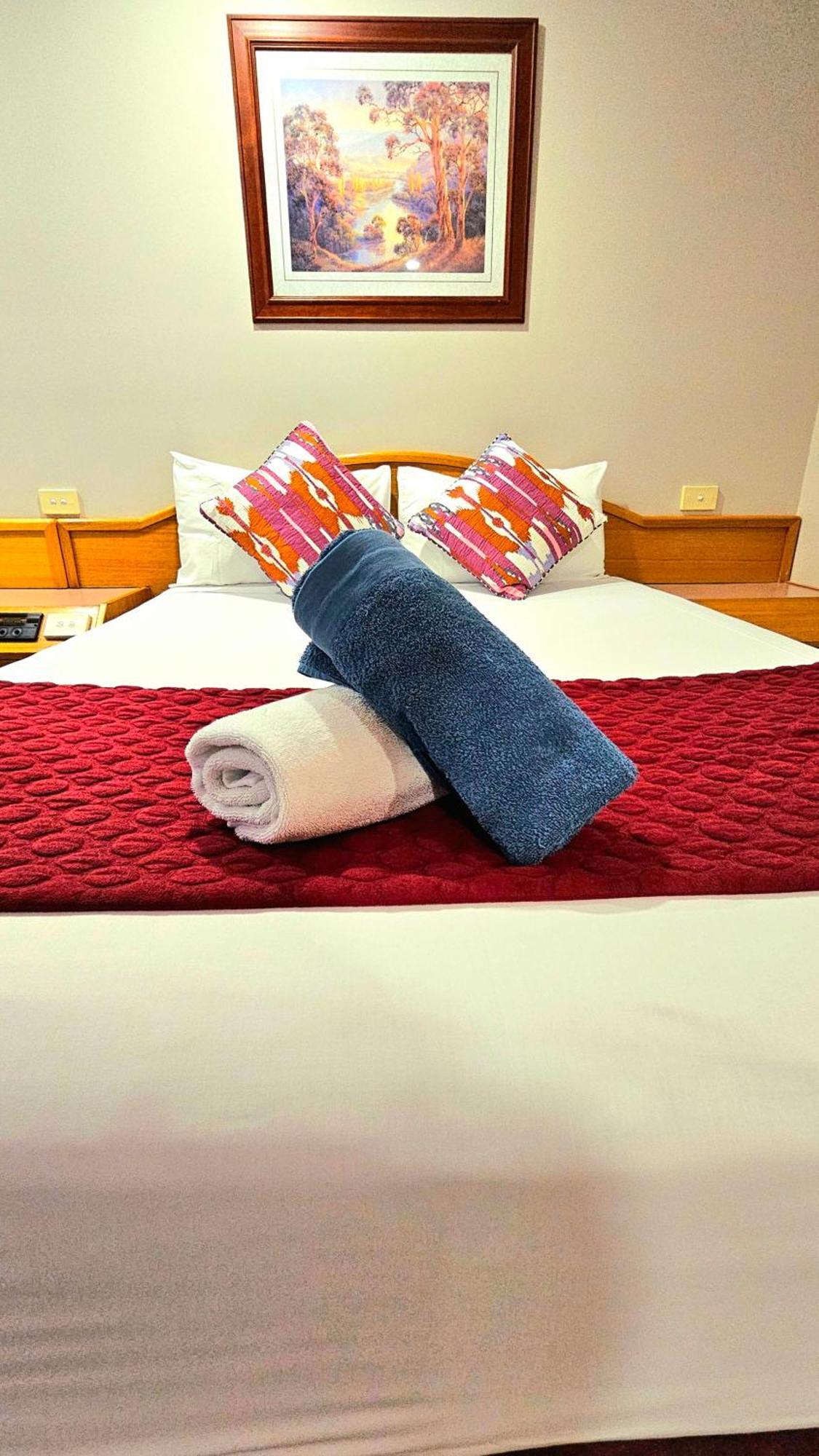 Hilltops Retreat Motor Inn Янг Экстерьер фото