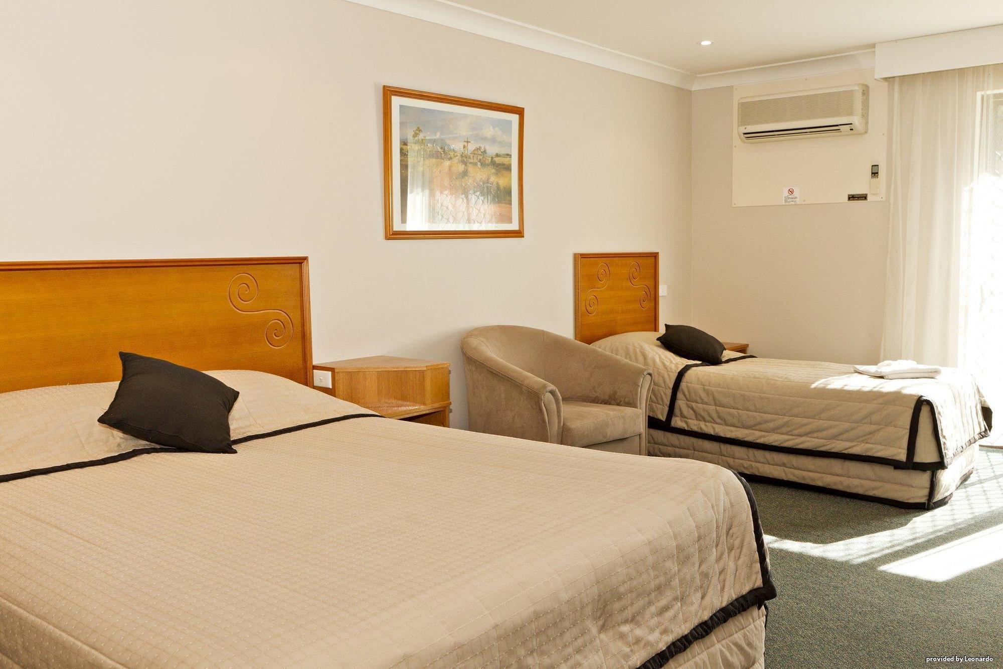 Hilltops Retreat Motor Inn Янг Номер фото
