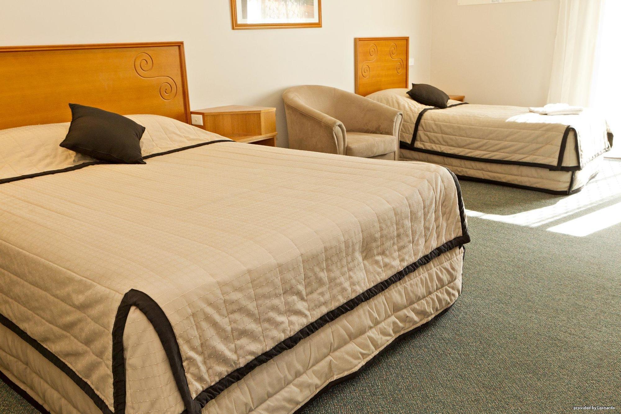 Hilltops Retreat Motor Inn Янг Номер фото