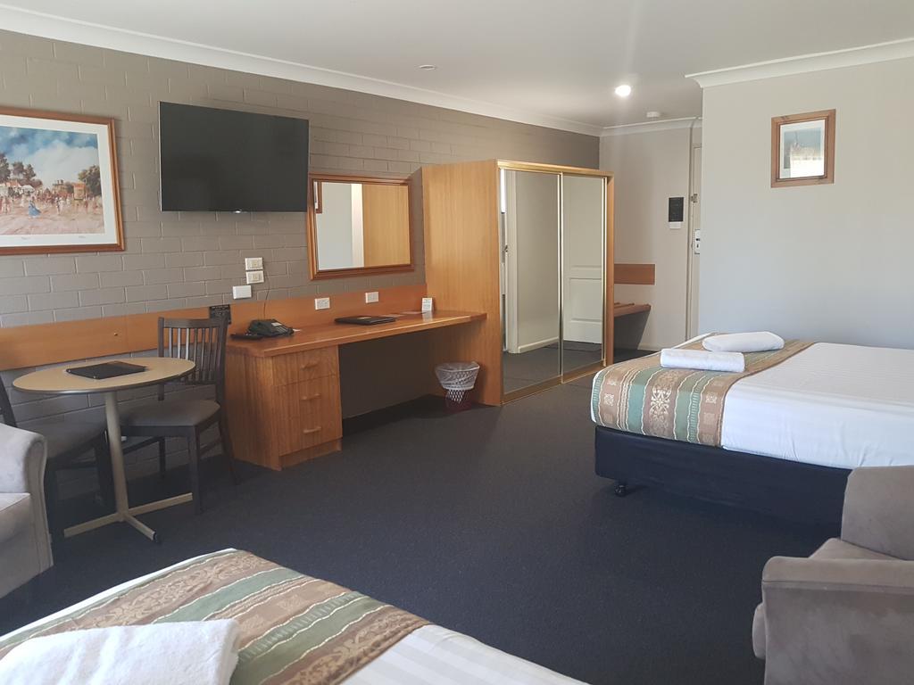 Hilltops Retreat Motor Inn Янг Экстерьер фото