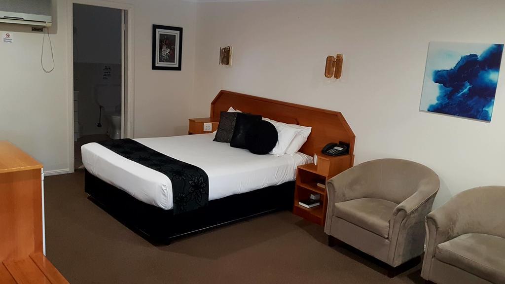 Hilltops Retreat Motor Inn Янг Экстерьер фото