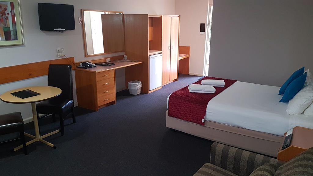 Hilltops Retreat Motor Inn Янг Экстерьер фото
