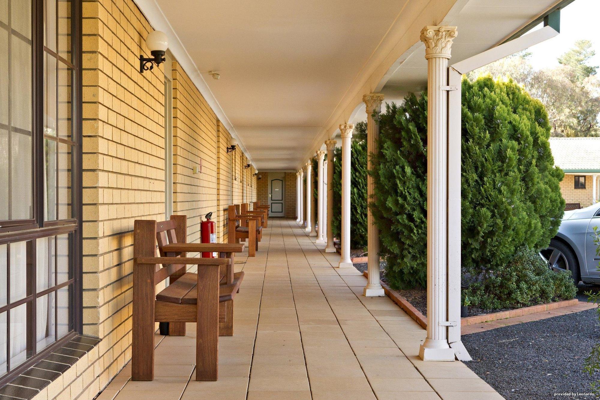Hilltops Retreat Motor Inn Янг Экстерьер фото