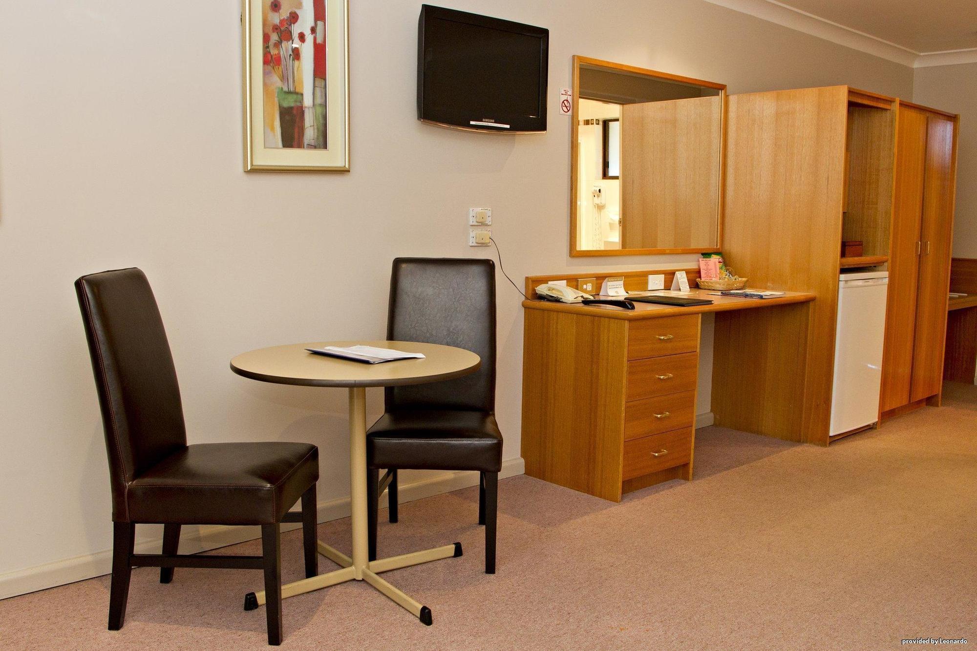 Hilltops Retreat Motor Inn Янг Экстерьер фото