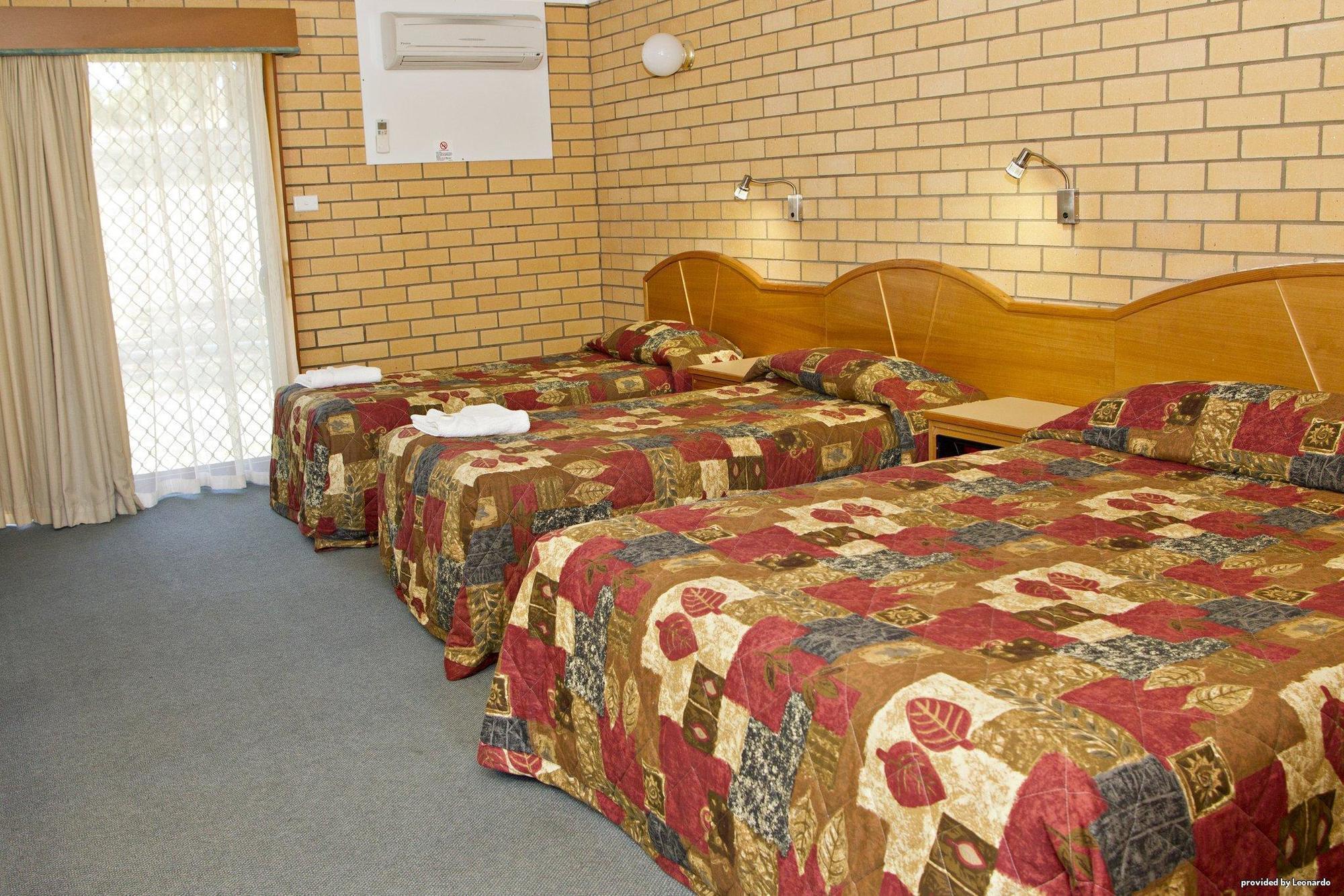 Hilltops Retreat Motor Inn Янг Экстерьер фото