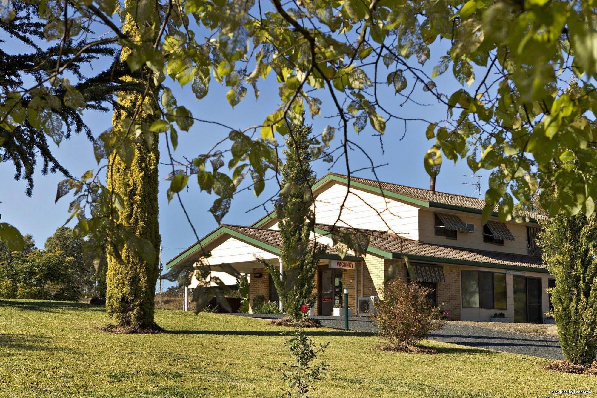 Hilltops Retreat Motor Inn Янг Экстерьер фото