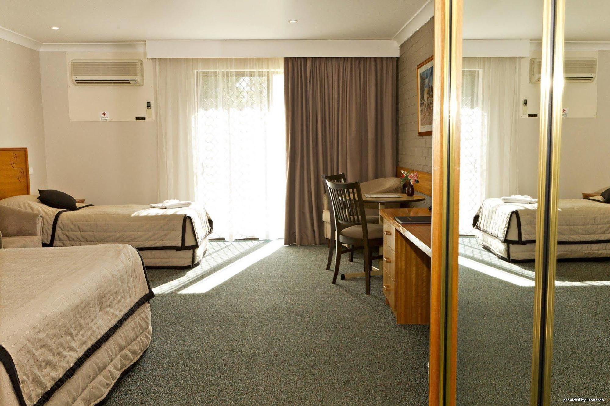 Hilltops Retreat Motor Inn Янг Номер фото