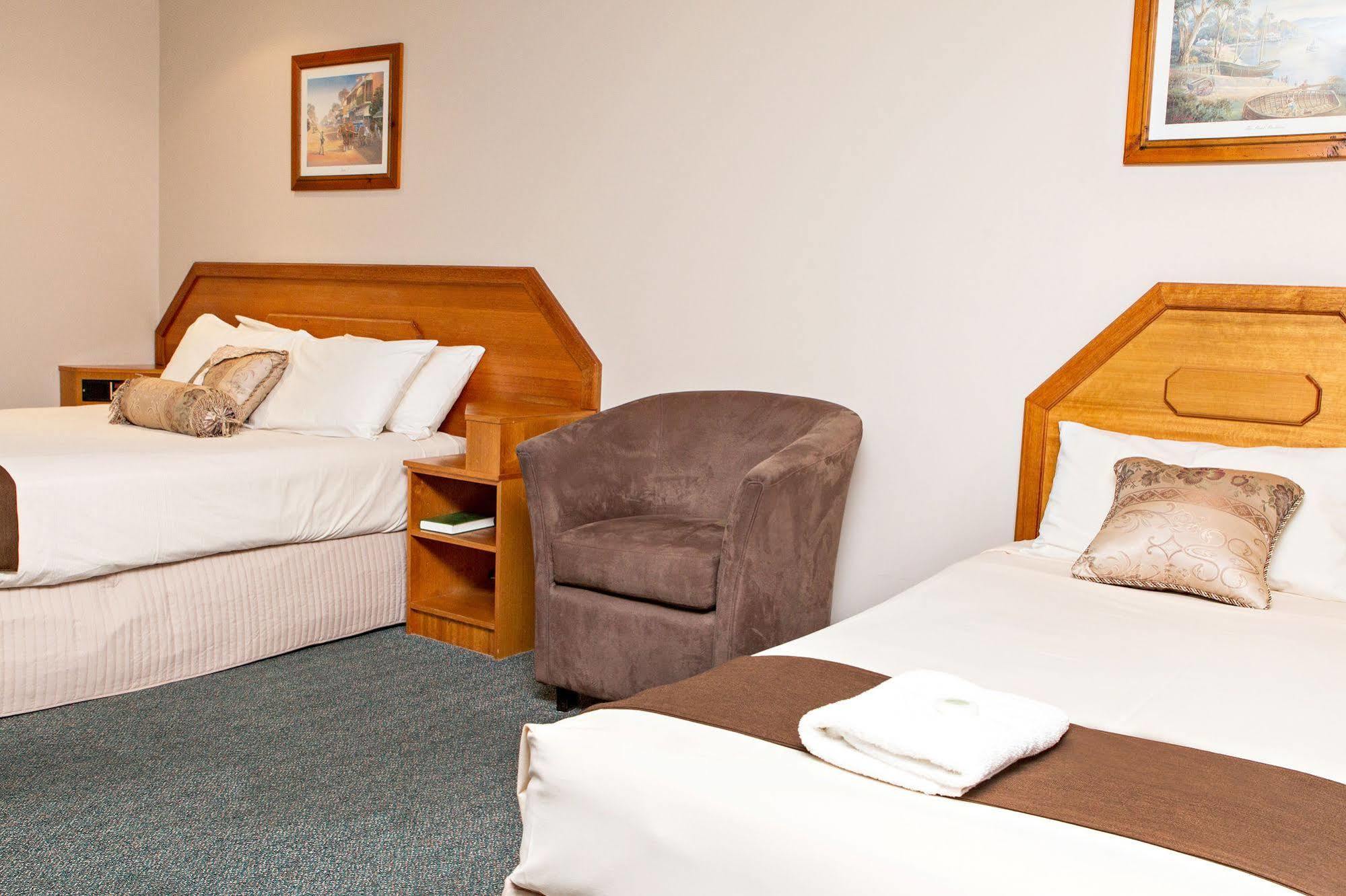 Hilltops Retreat Motor Inn Янг Экстерьер фото